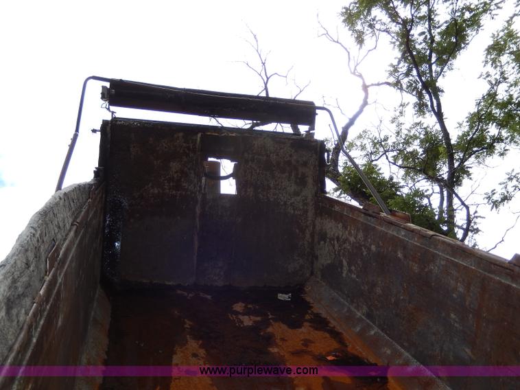 image for item I4441 1986 Ford LT8000 dump truck