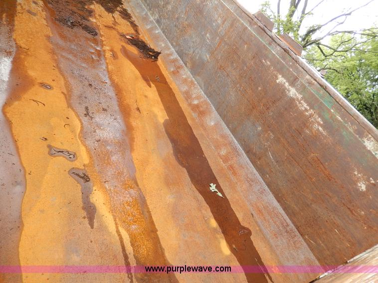 image for item I4441 1986 Ford LT8000 dump truck