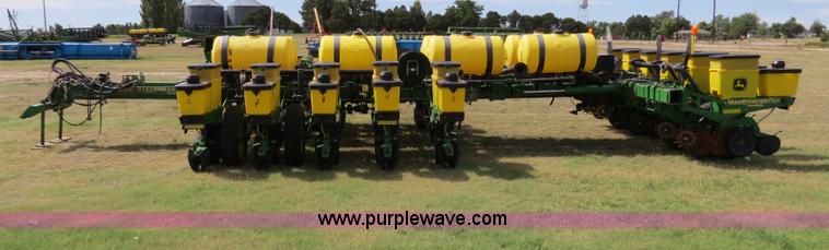 image for item B4787 2001 John Deere 1770 planter