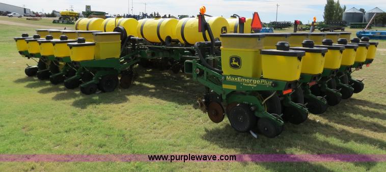 image for item B4787 2001 John Deere 1770 planter