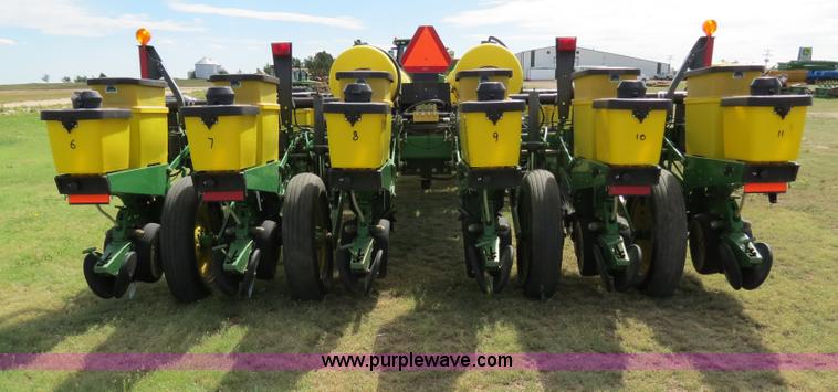 image for item B4787 2001 John Deere 1770 planter