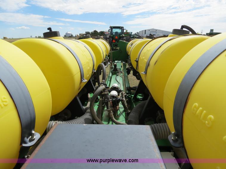 image for item B4787 2001 John Deere 1770 planter