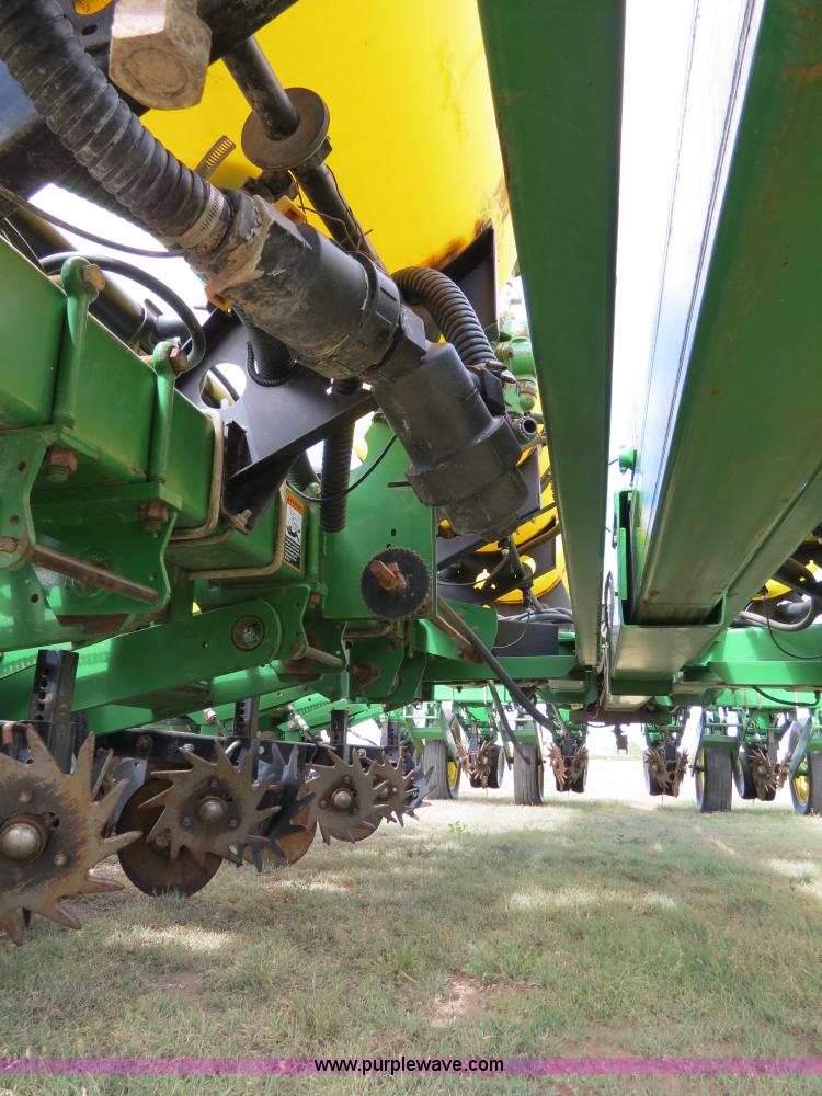 image for item B4787 2001 John Deere 1770 planter