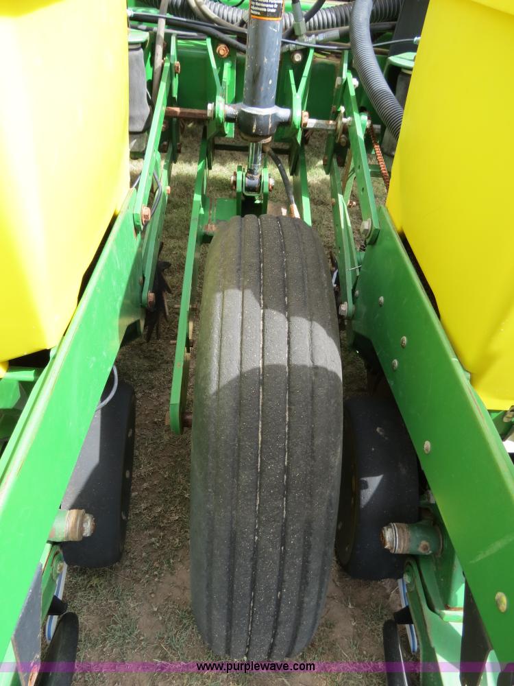 image for item B4787 2001 John Deere 1770 planter