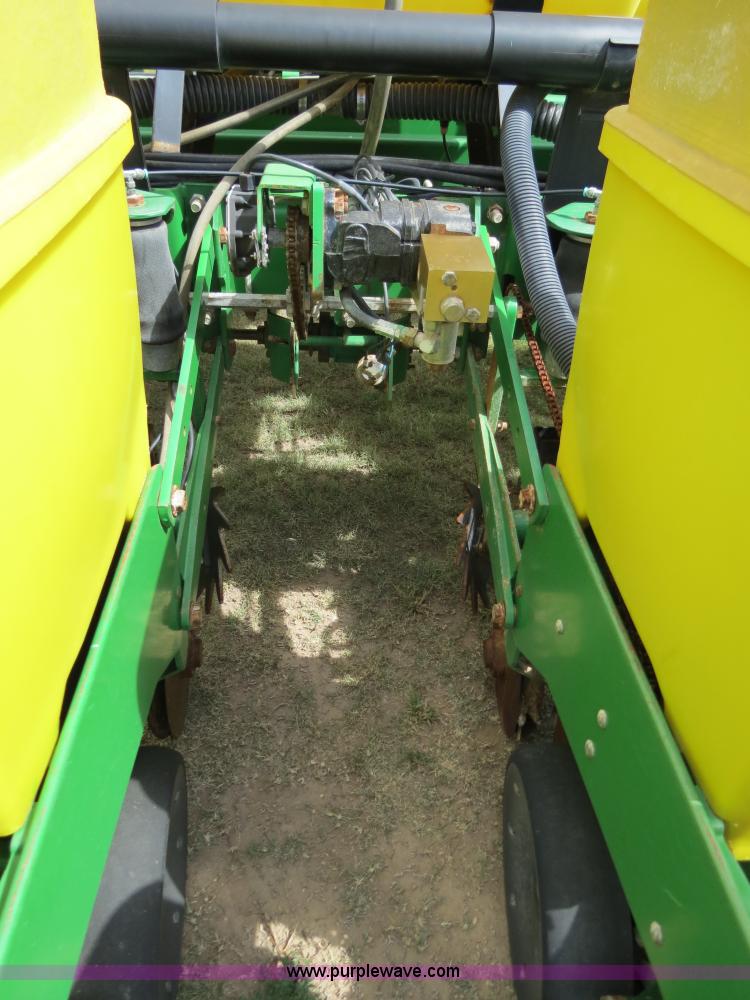 image for item B4787 2001 John Deere 1770 planter