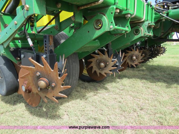 image for item B4787 2001 John Deere 1770 planter