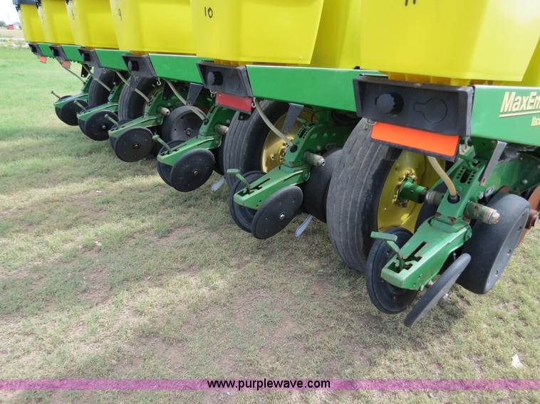 image for item B4787 2001 John Deere 1770 planter