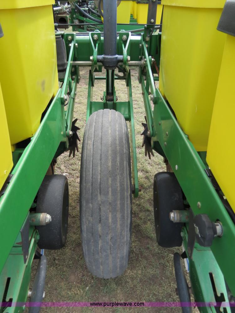 image for item B4787 2001 John Deere 1770 planter