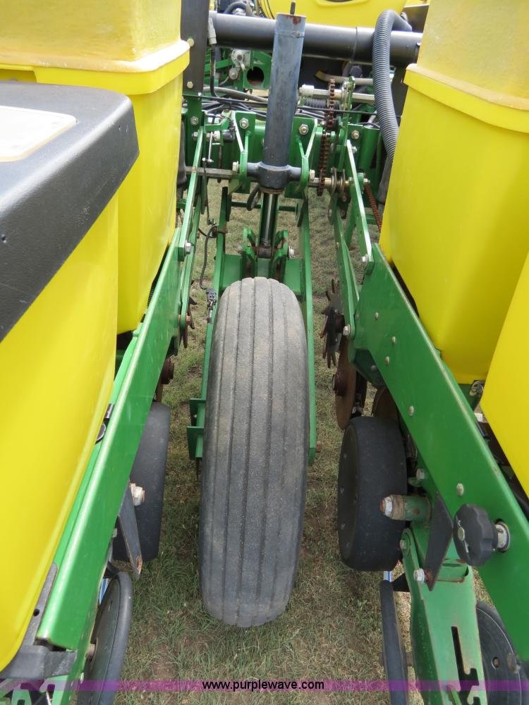 image for item B4787 2001 John Deere 1770 planter