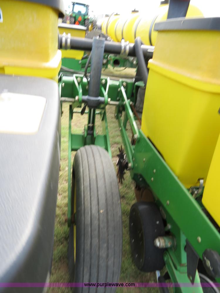image for item B4787 2001 John Deere 1770 planter
