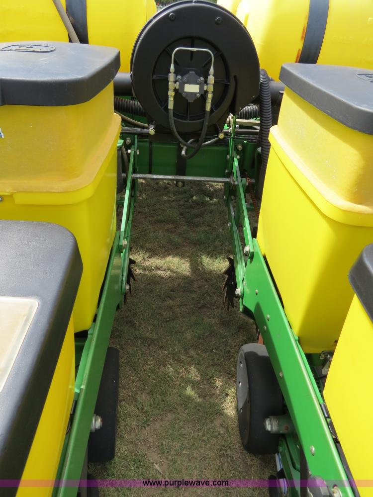 image for item B4787 2001 John Deere 1770 planter