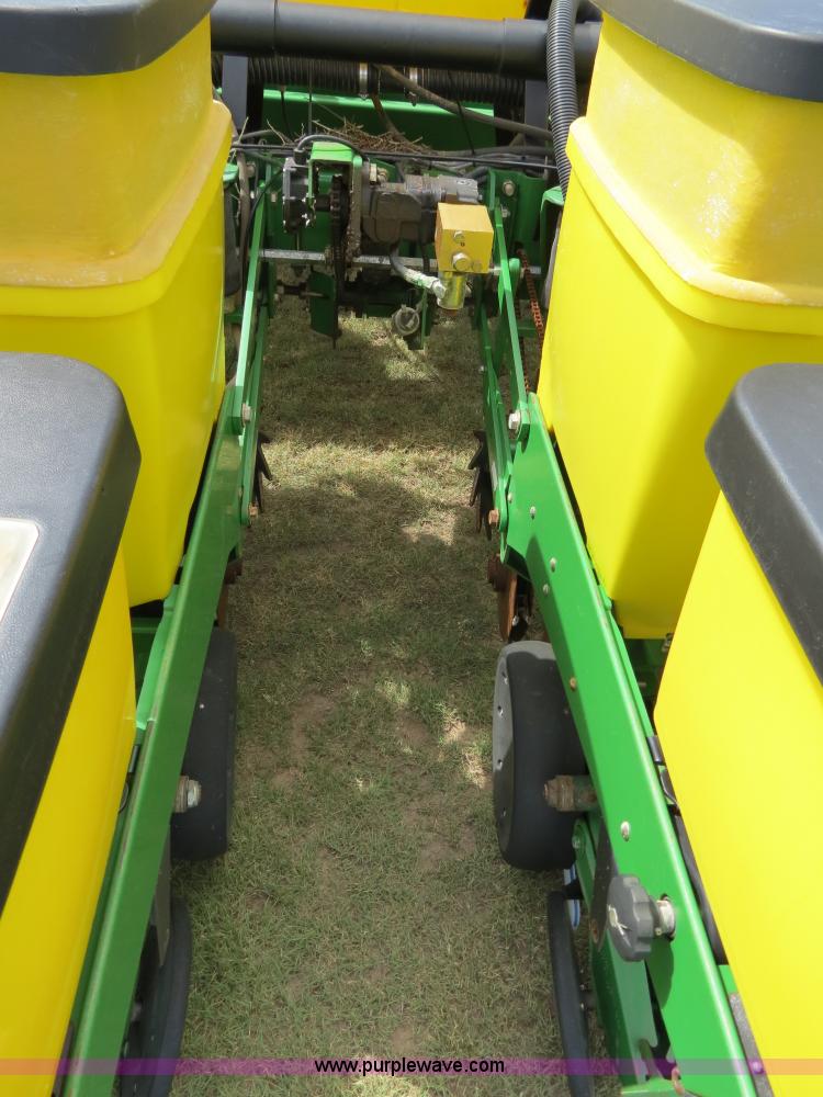 image for item B4787 2001 John Deere 1770 planter