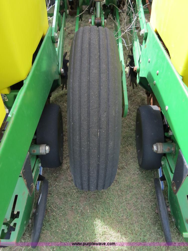image for item B4787 2001 John Deere 1770 planter