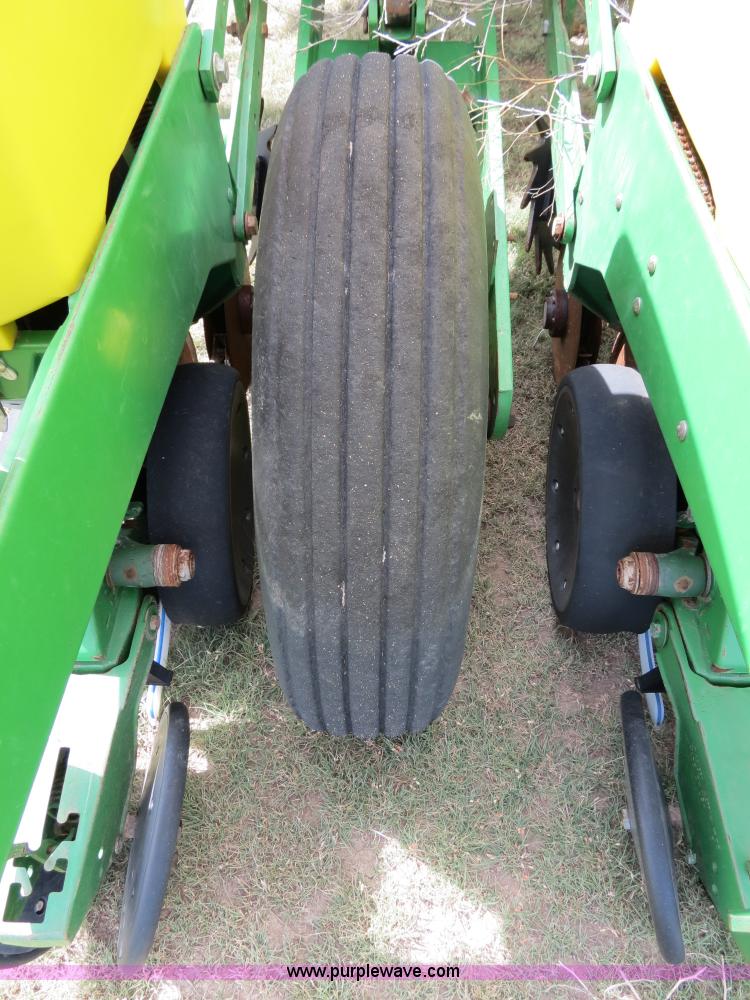 image for item B4787 2001 John Deere 1770 planter