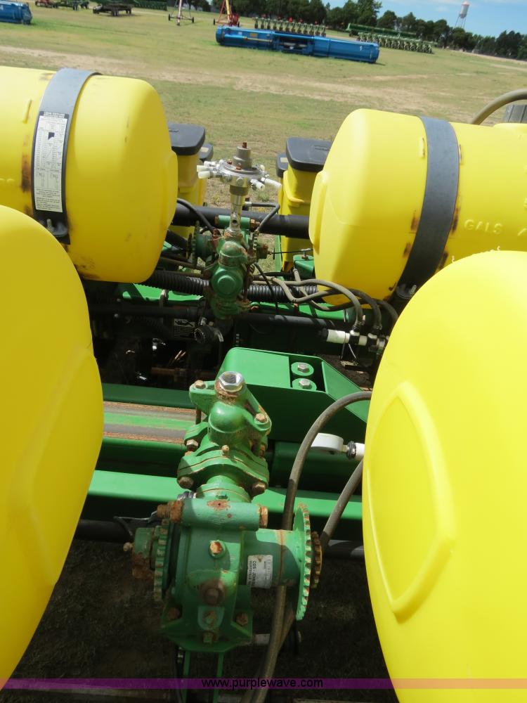 image for item B4787 2001 John Deere 1770 planter