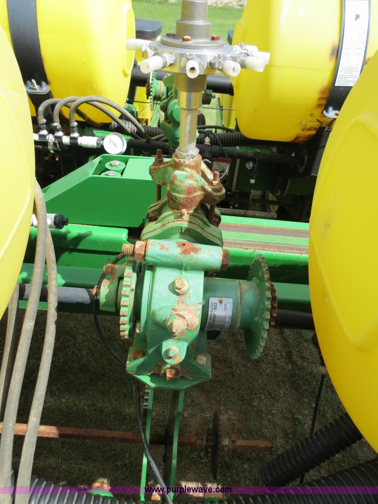 image for item B4787 2001 John Deere 1770 planter