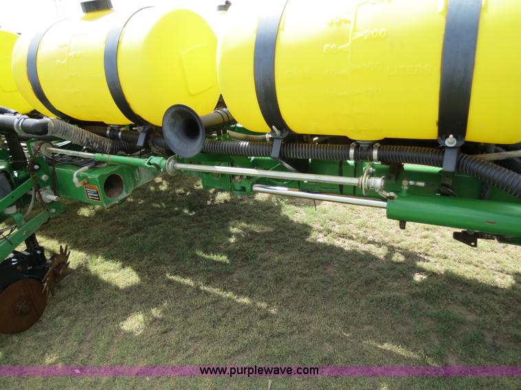 image for item B4787 2001 John Deere 1770 planter