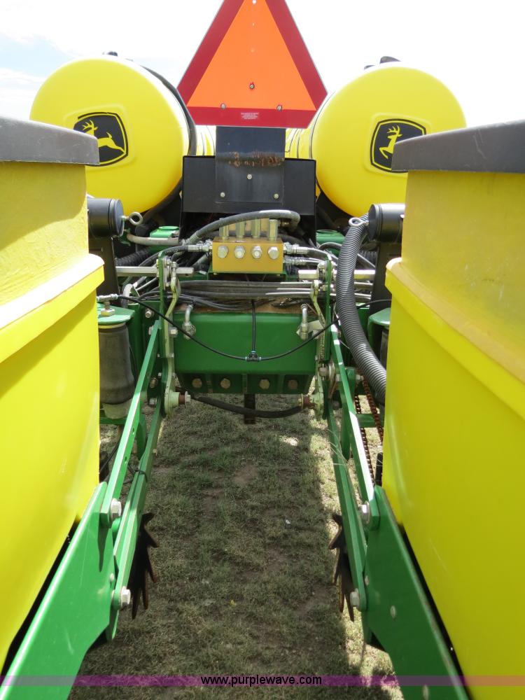 image for item B4787 2001 John Deere 1770 planter