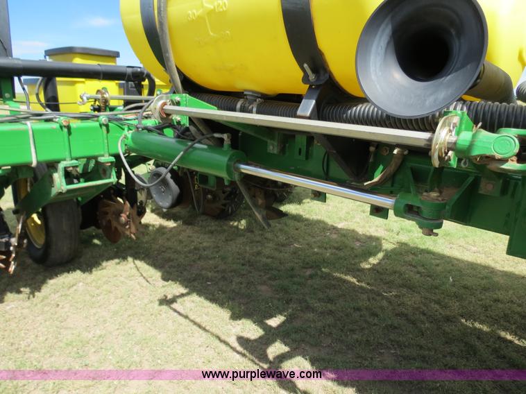 image for item B4787 2001 John Deere 1770 planter
