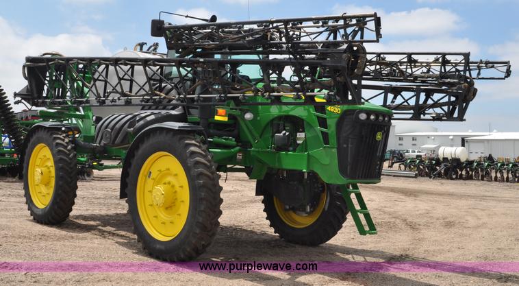 image for item G6118 2009 John Deere 4930 self-propelled sprayer