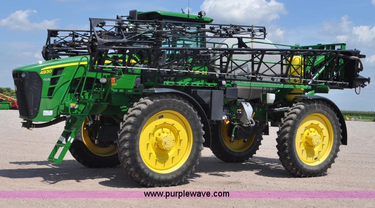image for item G6133 2009 John Deere 4930 self-propelled sprayer