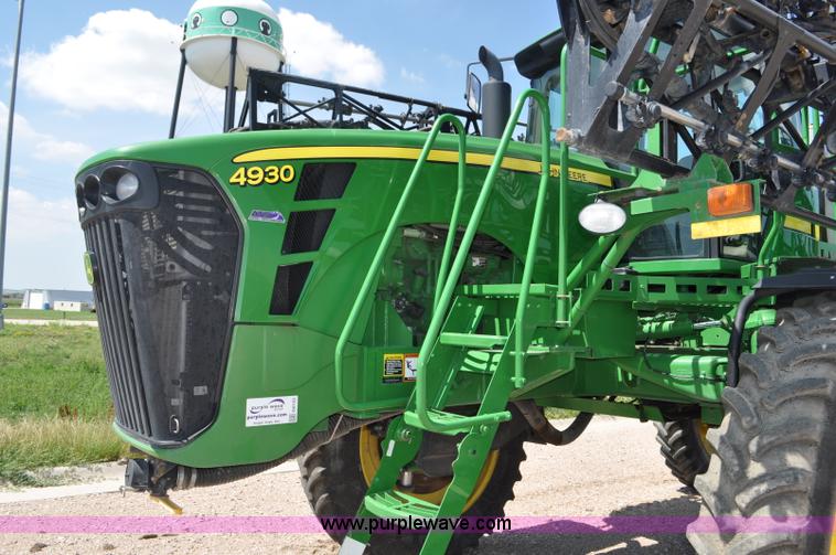 image for item G6133 2009 John Deere 4930 self-propelled sprayer