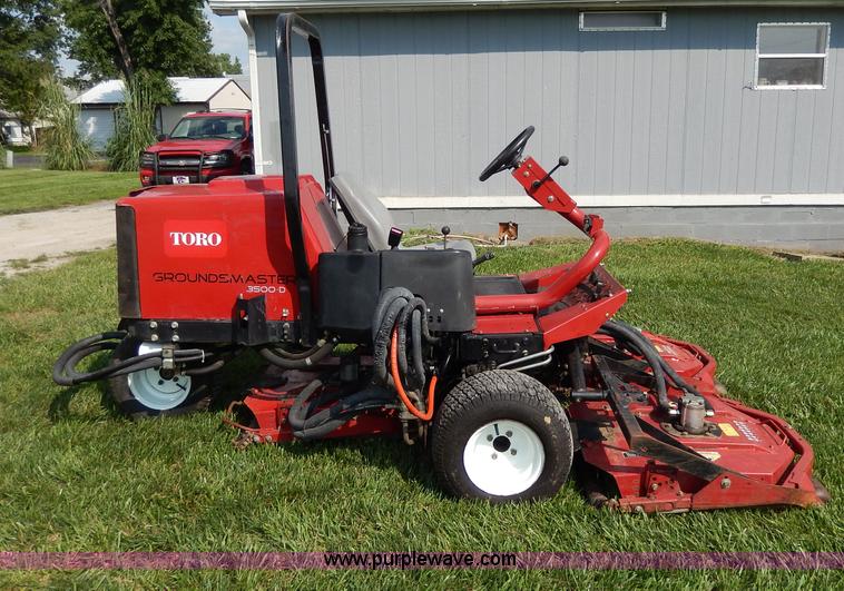 image for item AW9657 2004 Toro Sidewinder turf mower