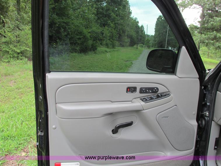 image for item B4795 2004 Chevrolet Suburban 1500 Z71 SUV