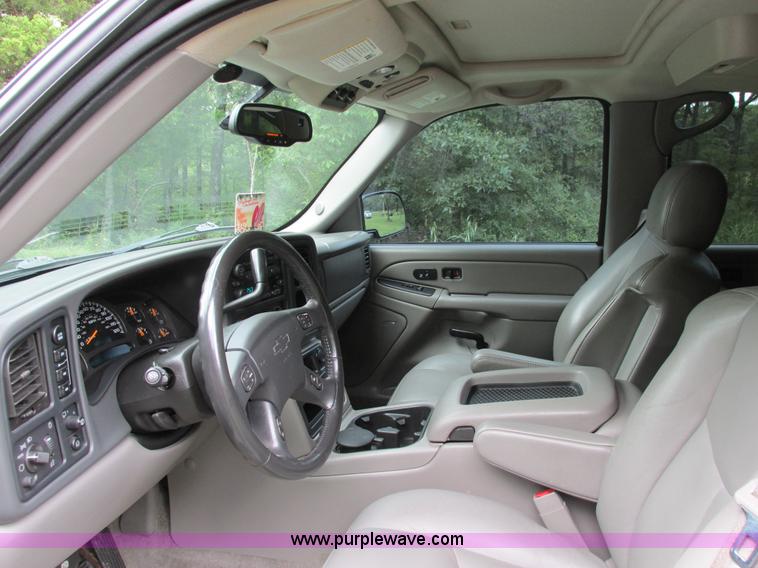 image for item B4795 2004 Chevrolet Suburban 1500 Z71 SUV