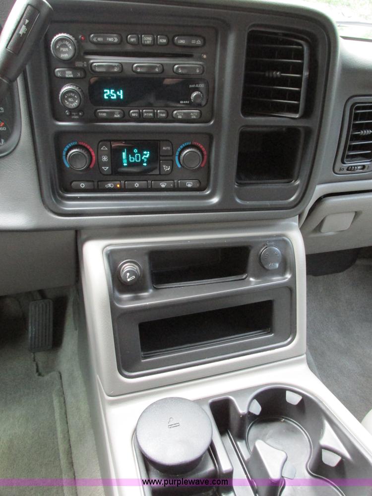 image for item B4795 2004 Chevrolet Suburban 1500 Z71 SUV