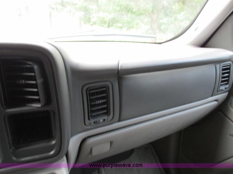 image for item B4795 2004 Chevrolet Suburban 1500 Z71 SUV