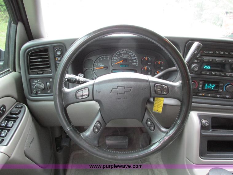 image for item B4795 2004 Chevrolet Suburban 1500 Z71 SUV