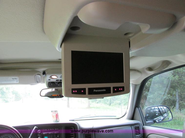 image for item B4795 2004 Chevrolet Suburban 1500 Z71 SUV