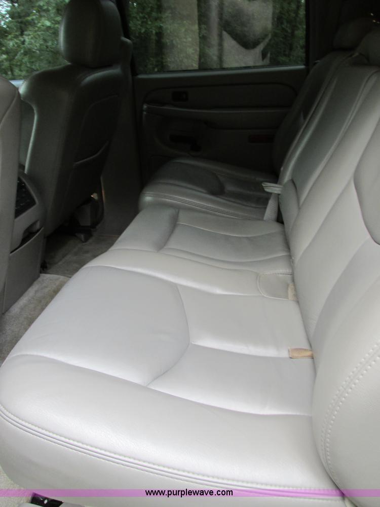 image for item B4795 2004 Chevrolet Suburban 1500 Z71 SUV