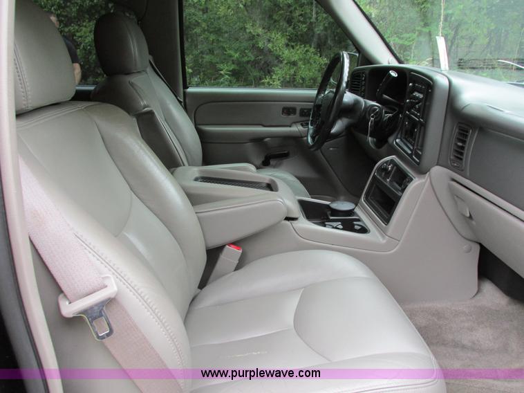 image for item B4795 2004 Chevrolet Suburban 1500 Z71 SUV