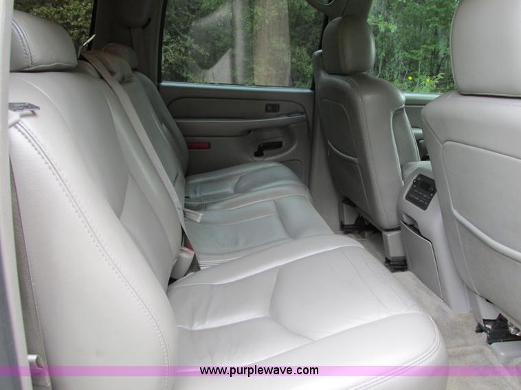 image for item B4795 2004 Chevrolet Suburban 1500 Z71 SUV