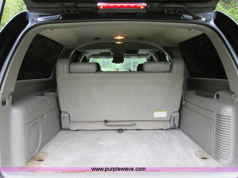 image for item B4795 2004 Chevrolet Suburban 1500 Z71 SUV