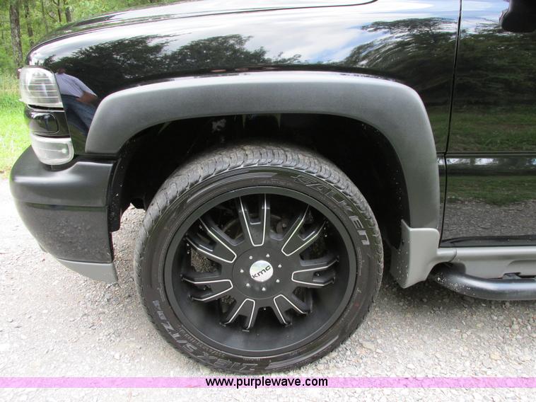 image for item B4795 2004 Chevrolet Suburban 1500 Z71 SUV