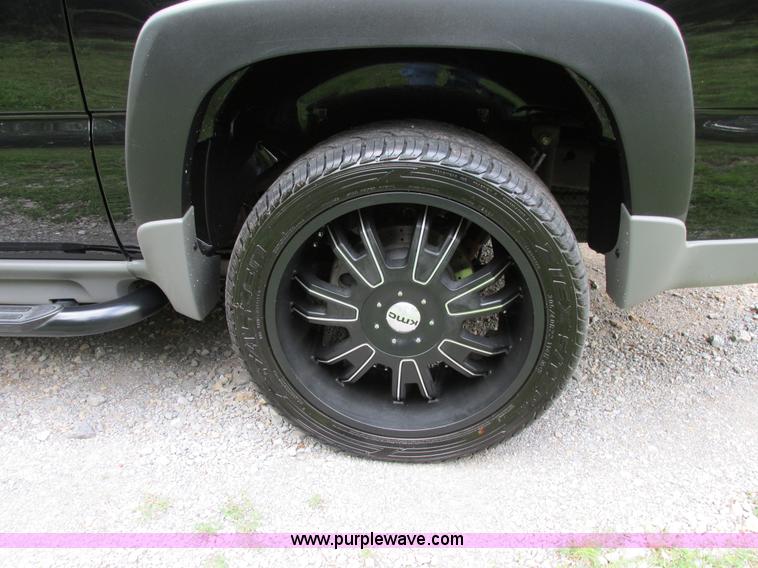 image for item B4795 2004 Chevrolet Suburban 1500 Z71 SUV