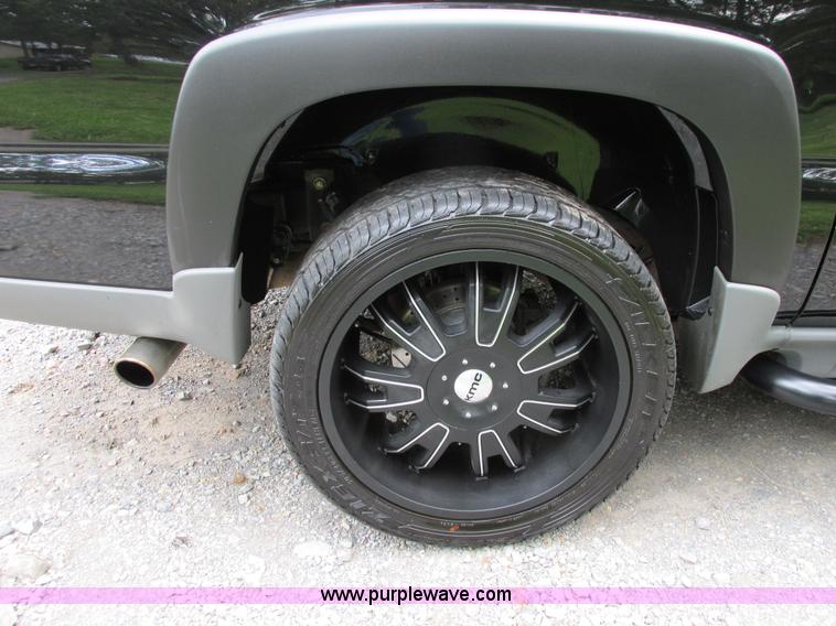 image for item B4795 2004 Chevrolet Suburban 1500 Z71 SUV