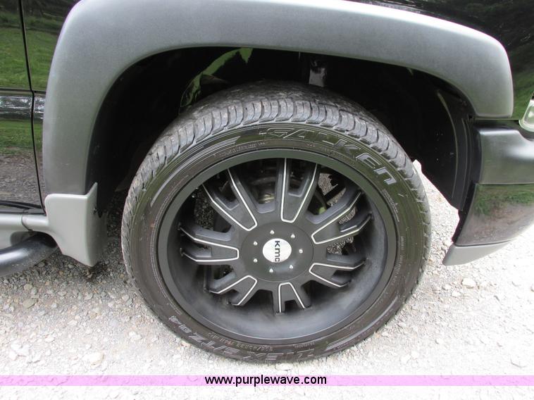 image for item B4795 2004 Chevrolet Suburban 1500 Z71 SUV