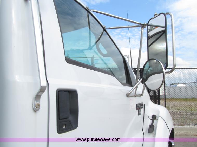 image for item D7462 2006 Ford F650 XL Super Duty box truck