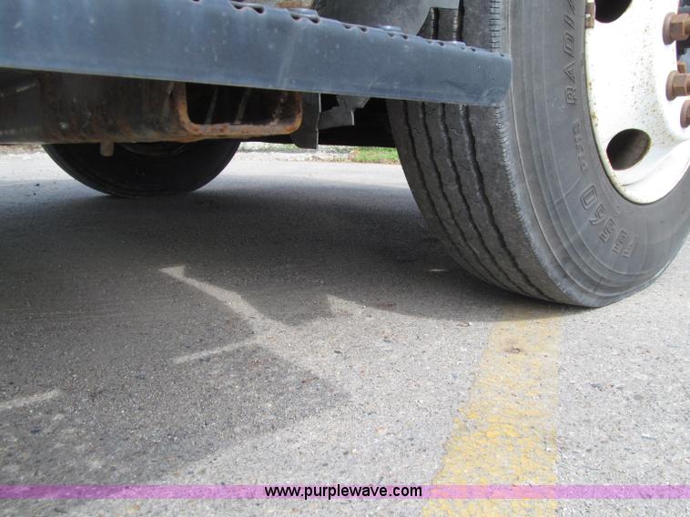 image for item D7462 2006 Ford F650 XL Super Duty box truck