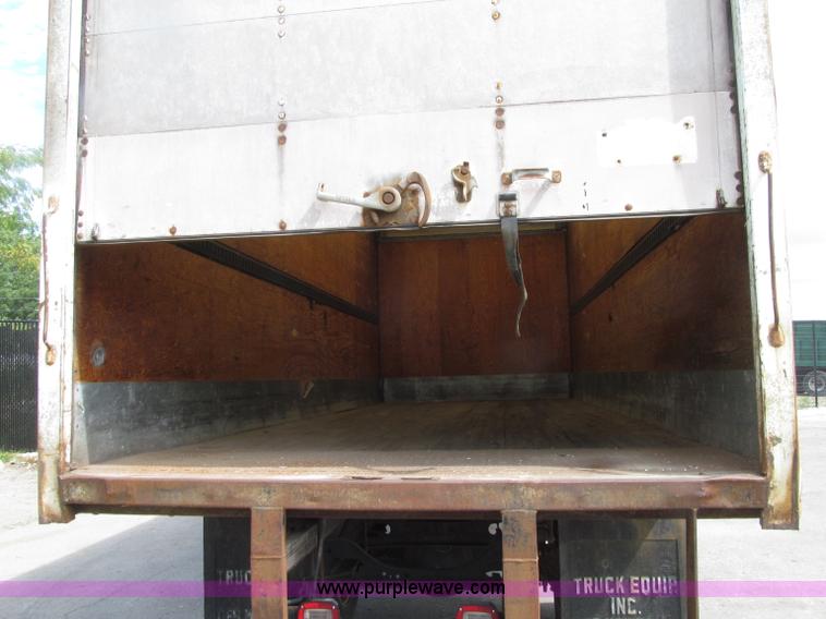 image for item D7462 2006 Ford F650 XL Super Duty box truck