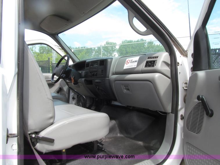 image for item D7462 2006 Ford F650 XL Super Duty box truck