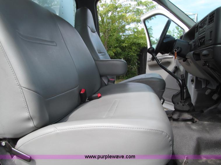 image for item D7462 2006 Ford F650 XL Super Duty box truck