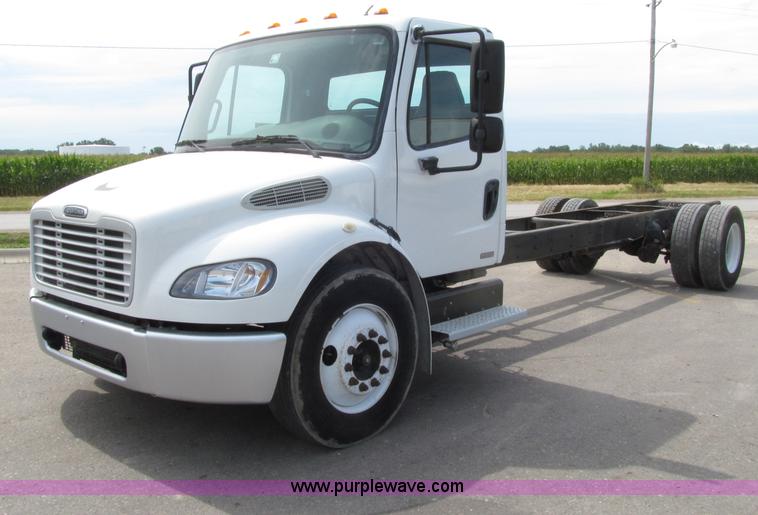image for item D7463 2005 Freightliner Business Class M2 truck cab and chassis