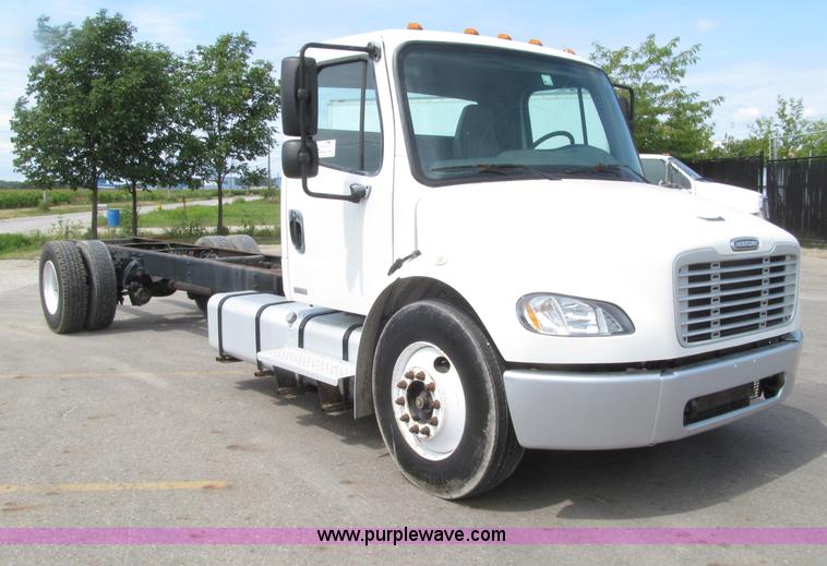 image for item D7463 2005 Freightliner Business Class M2 truck cab and chassis