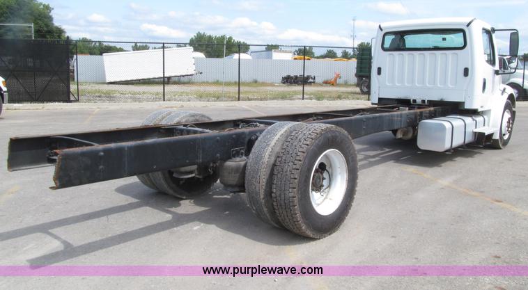 image for item D7463 2005 Freightliner Business Class M2 truck cab and chassis