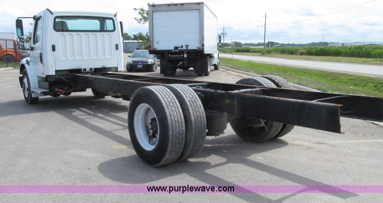 image for item D7463 2005 Freightliner Business Class M2 truck cab and chassis